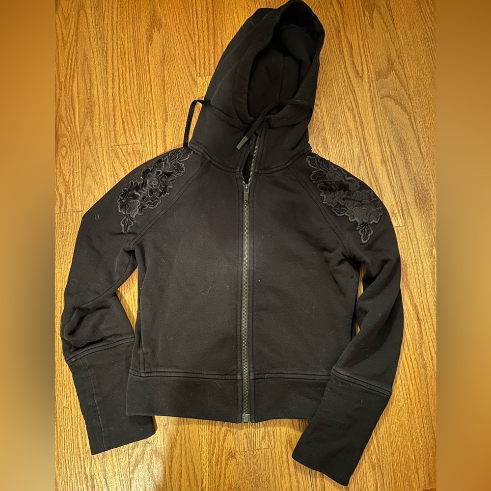 Lululemon cropped hoodie with appliqué